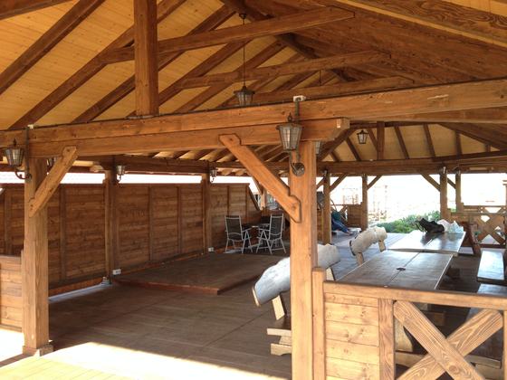 Altana biesiadna drewniana, AB001, wymiar 6,5x18,5m, kolor palisander, pokrycie blacha czarna, dach 4S, barierka B03, realizacja Ciesielnia, zdjęcie 2