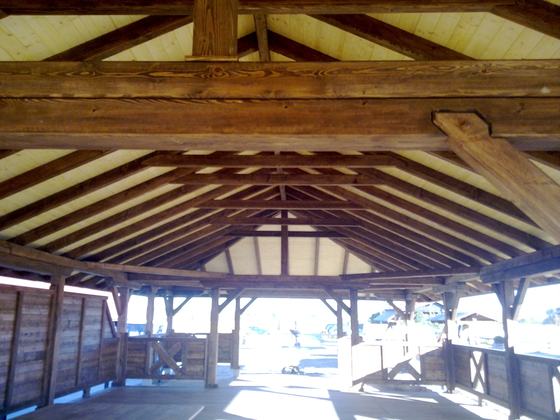 Altana biesiadna drewniana, AB001, wymiar 6,5x18,5m, kolor palisander, pokrycie blacha czarna, dach 4S, barierka B03, realizacja Ciesielnia, zdjęcie 4