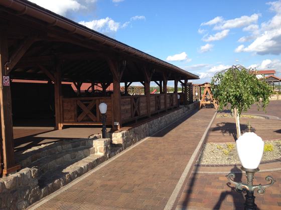 Altana biesiadna drewniana, AB001, wymiar 6,5x18,5m, kolor palisander, pokrycie blacha czarna, dach 4S, barierka B03, realizacja Ciesielnia, zdjęcie 7