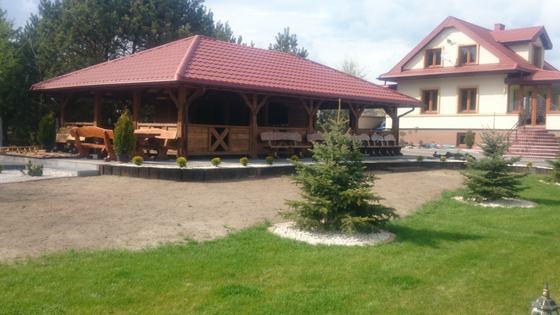 Altana biesiadna drewniana, AB002, wymiar 6,5x12m, kolor orzech, pokrycie blacha czerwona, dach 4S, barierka B03, realizacja Ciesielnia, zdjęcie 1