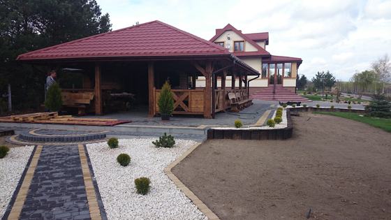 Altana biesiadna drewniana, AB002, wymiar 6,5x12m, kolor orzech, pokrycie blacha czerwona, dach 4S, barierka B03, realizacja Ciesielnia, zdjęcie 2
