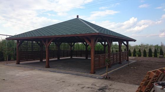 Altana biesiadna drewniana, AB003, wymiar 8x8m, kolor palisander, pokrycie gont zielony, dach 4S, barierka B09, realizacja Ciesielnia, zdjęcie 1