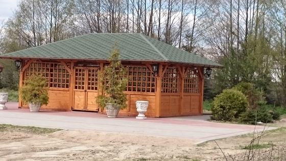 Altana biesiadna drewniana, AB005, wymiar 5x8m, kolor teak, pokrycie gont zielony, dach 4S, barierka B02, realizacja Ciesielnia, zdjęcie 1