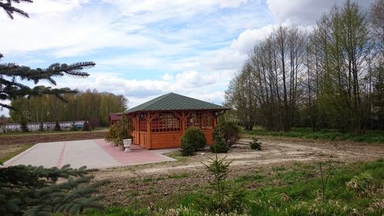 Altana biesiadna drewniana, AB005, wymiar 5x8m, kolor teak, pokrycie gont zielony, dach 4S, barierka B02, realizacja Ciesielnia, zdjęcie 2