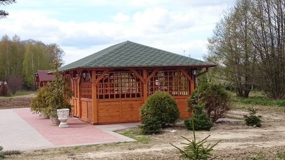 Altana biesiadna drewniana, AB005, wymiar 5x8m, kolor teak, pokrycie gont zielony, dach 4S, barierka B02, realizacja Ciesielnia, zdjęcie 3