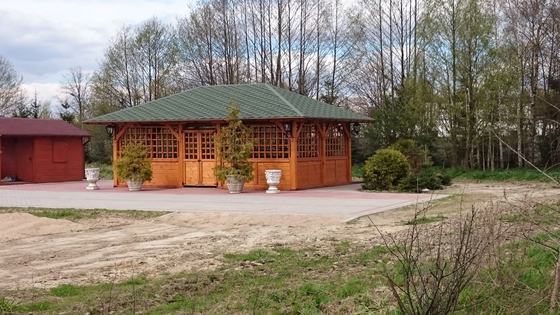 Altana biesiadna drewniana, AB005, wymiar 5x8m, kolor teak, pokrycie gont zielony, dach 4S, barierka B02, realizacja Ciesielnia, zdjęcie 4