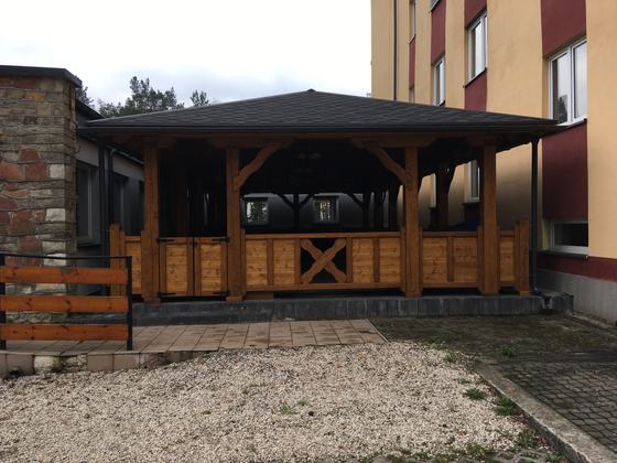 Altana biesiadna drewniana, AB007, wymiar 7x11m, kolor dąb, pokrycie gont brazowy, dach 4S, barierka B03, realizacja Ciesielnia, zdjęcie 1
