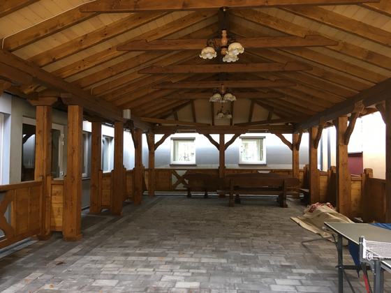 Altana biesiadna drewniana, AB007, wymiar 7x11m, kolor dąb, pokrycie gont brazowy, dach 4S, barierka B03, realizacja Ciesielnia, zdjęcie 2