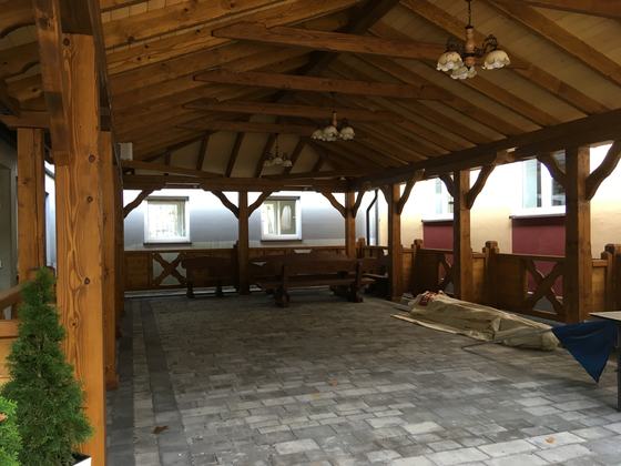 Altana biesiadna drewniana, AB007, wymiar 7x11m, kolor dąb, pokrycie gont brazowy, dach 4S, barierka B03, realizacja Ciesielnia, zdjęcie 3