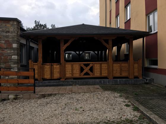 Altana biesiadna drewniana, AB007, wymiar 7x11m, kolor dąb, pokrycie gont brazowy, dach 4S, barierka B03, realizacja Ciesielnia, zdjęcie 4