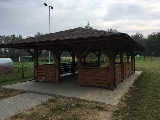Altana biesiadna drewniana, AB008, wymiar 5x7m, kolor orzech, pokrycie gont brazowy, dach 4S, barierka B01, realizacja Ciesielnia, zdjęcie 2