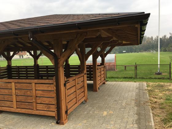 Altana biesiadna drewniana, AB008, wymiar 5x7m, kolor orzech, pokrycie gont brazowy, dach 4S, barierka B01, realizacja Ciesielnia, zdjęcie 3