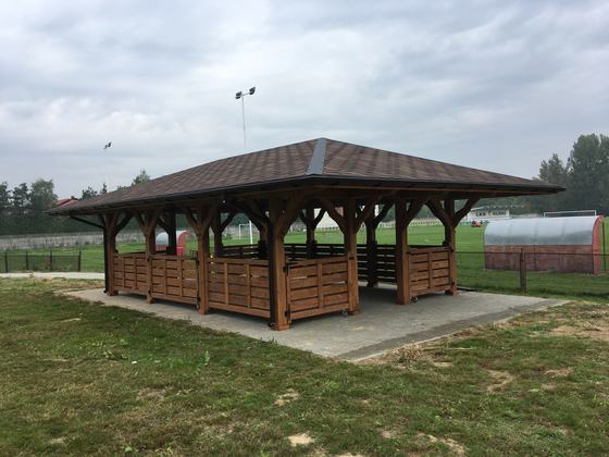 Altana biesiadna drewniana, AB008, wymiar 5x7m, kolor orzech, pokrycie gont brazowy, dach 4S, barierka B01, realizacja Ciesielnia, zdjęcie 4
