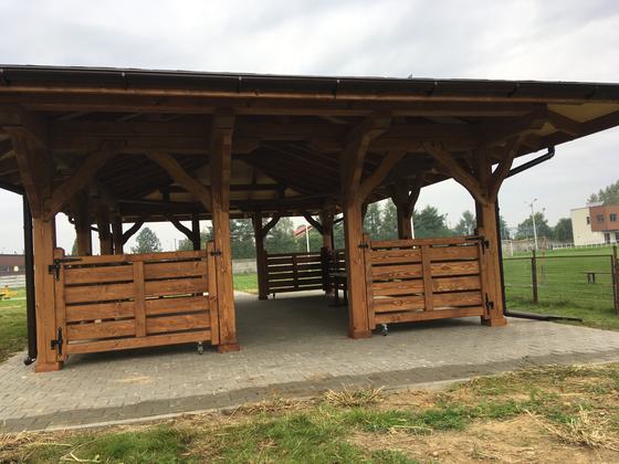 Altana biesiadna drewniana, AB008, wymiar 5x7m, kolor orzech, pokrycie gont brazowy, dach 4S, barierka B01, realizacja Ciesielnia, zdjęcie 5
