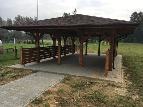 Altana biesiadna drewniana, AB008, wymiar 5x7m, kolor orzech, pokrycie gont brazowy, dach 4S, barierka B01, realizacja Ciesielnia, zdjęcie 7