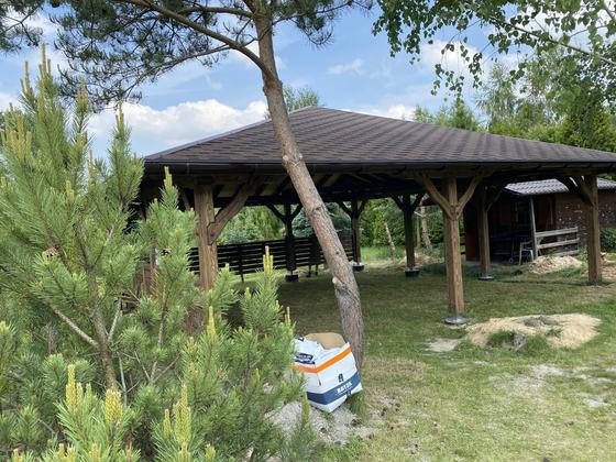 Altana biesiadna drewniana, AB009, wymiar 8x8m, kolor palisander, pokrycie gont brazowy, dach 4S, barierka B01, realizacja Ciesielnia, zdjęcie 3