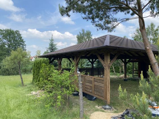 Altana biesiadna drewniana, AB009, wymiar 8x8m, kolor palisander, pokrycie gont brazowy, dach 4S, barierka B01, realizacja Ciesielnia, zdjęcie 4