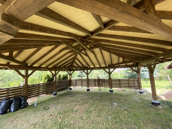 Altana biesiadna drewniana, AB009, wymiar 8x8m, kolor palisander, pokrycie gont brazowy, dach 4S, barierka B01, realizacja Ciesielnia, zdjęcie 5