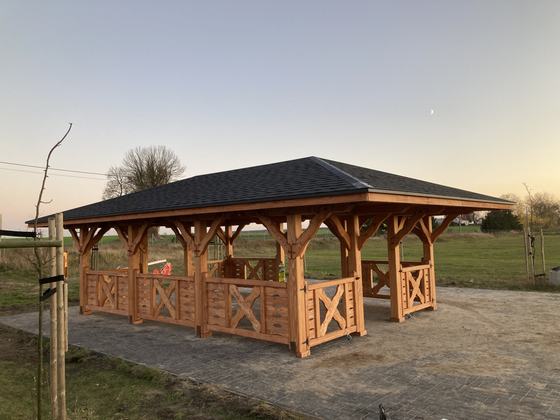 Altana biesiadna drewniana, AB010, wymiar 5x7m, kolor teak, pokrycie gont czarny, dach 4S, barierka B04, realizacja Ciesielnia, zdjęcie 1