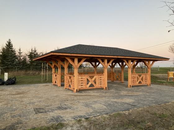 Altana biesiadna drewniana, AB010, wymiar 5x7m, kolor teak, pokrycie gont czarny, dach 4S, barierka B04, realizacja Ciesielnia, zdjęcie 2