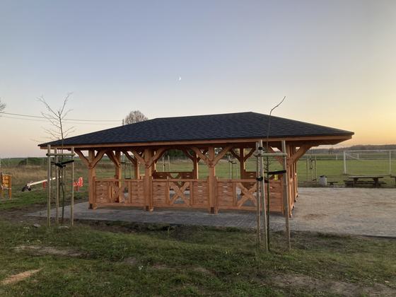 Altana biesiadna drewniana, AB010, wymiar 5x7m, kolor teak, pokrycie gont czarny, dach 4S, barierka B04, realizacja Ciesielnia, zdjęcie 3