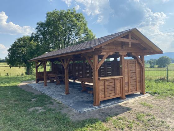 Altana biesiadna drewniana, AB011, wymiar 3,5x10m, kolor teak, pokrycie gont brazowy, dach 2S, barierka B06, realizacja Ciesielnia, zdjęcie 1