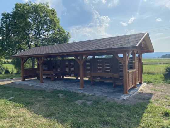 Altana biesiadna drewniana, AB011, wymiar 3,5x10m, kolor teak, pokrycie gont brazowy, dach 2S, barierka B06, realizacja Ciesielnia, zdjęcie 2