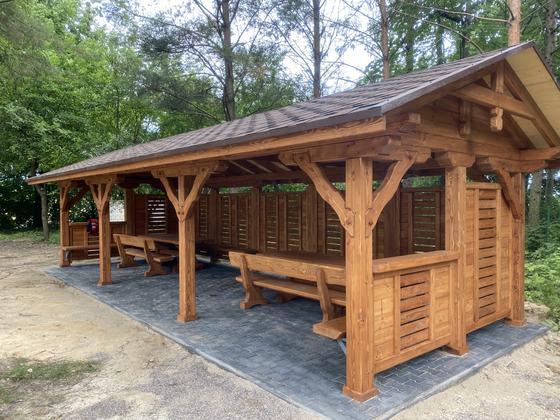 Altana biesiadna drewniana, AB013, wymiar 3,5x10m, kolor teak, pokrycie gont brazowy, dach 2S, barierka B06, realizacja Ciesielnia, zdjęcie 1