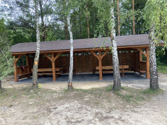 Altana biesiadna drewniana, AB013, wymiar 3,5x10m, kolor teak, pokrycie gont brazowy, dach 2S, barierka B06, realizacja Ciesielnia, zdjęcie 3
