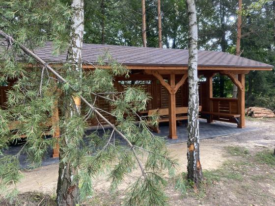 Altana biesiadna drewniana, AB013, wymiar 3,5x10m, kolor teak, pokrycie gont brazowy, dach 2S, barierka B06, realizacja Ciesielnia, zdjęcie 4