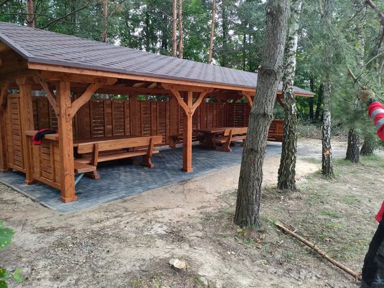 Altana biesiadna drewniana, AB013, wymiar 3,5x10m, kolor teak, pokrycie gont brazowy, dach 2S, barierka B06, realizacja Ciesielnia, zdjęcie 5