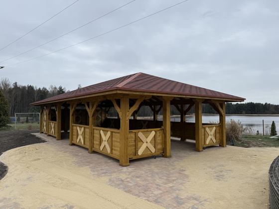 Altana biesiadna drewniana, AB014, wymiar 5x12m, kolor dąb, pokrycie gont czerwony, dach 4S, barierka B02, realizacja Ciesielnia, zdjęcie 1