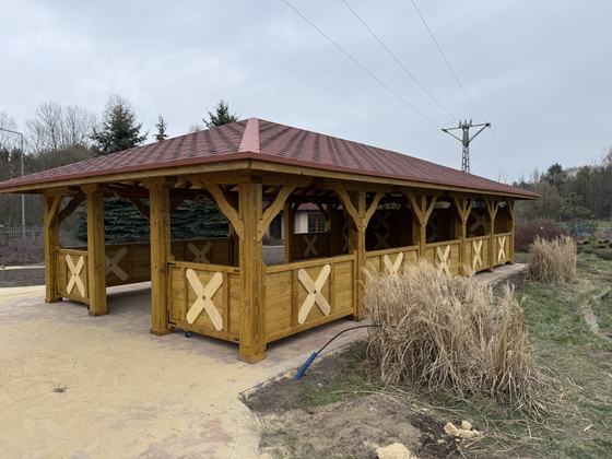 Altana biesiadna drewniana, AB014, wymiar 5x12m, kolor dąb, pokrycie gont czerwony, dach 4S, barierka B02, realizacja Ciesielnia, zdjęcie 3