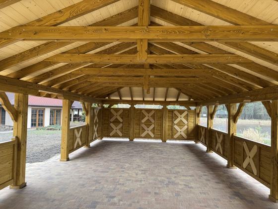 Altana biesiadna drewniana, AB014, wymiar 5x12m, kolor dąb, pokrycie gont czerwony, dach 4S, barierka B02, realizacja Ciesielnia, zdjęcie 6