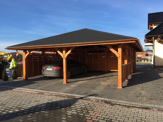 Garaż drewniany lub wiata garażowa, G017, wymiar 6,8x10,5m, kolor teak, pokrycie gont czarny, dach 4S, barierka B02, rodzaj otwarty, realizacja Ciesielnia, zdjęcie 1