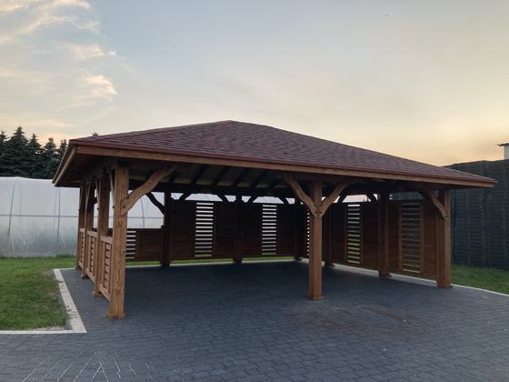 Garaż drewniany lub wiata garażowa, G018, wymiar 6x7m, kolor orzech, pokrycie gont czerwony, dach 4S, barierka B06, rodzaj otwarty, realizacja Ciesielnia, zdjęcie 1