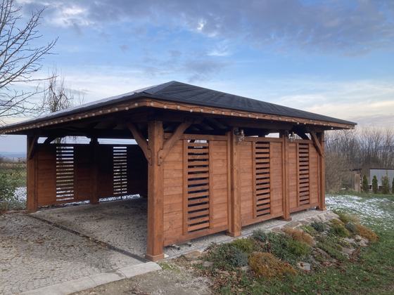 Garaż drewniany lub wiata garażowa, G020, wymiar 5,8x5,8m, kolor kasztan, pokrycie gont czarny, dach 4S, barierka B06, rodzaj otwarty, realizacja Ciesielnia, zdjęcie 1