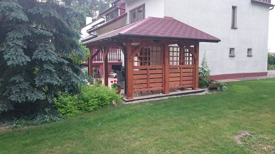 Taras lub zadaszenie drewniane, T015, wymiar 3x5,2m, kolor kasztan, pokrycie gont czerwony, dach WS, barierka B01, realizacja Ciesielnia, zdjęcie 1
