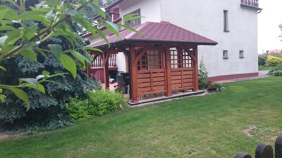 Taras lub zadaszenie drewniane, T015, wymiar 3x5,2m, kolor kasztan, pokrycie gont czerwony, dach WS, barierka B01, realizacja Ciesielnia, zdjęcie 2