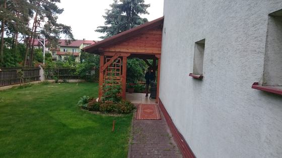 Taras lub zadaszenie drewniane, T015, wymiar 3x5,2m, kolor kasztan, pokrycie gont czerwony, dach WS, barierka B01, realizacja Ciesielnia, zdjęcie 3