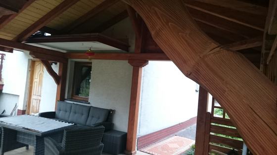 Taras lub zadaszenie drewniane, T015, wymiar 3x5,2m, kolor kasztan, pokrycie gont czerwony, dach WS, barierka B01, realizacja Ciesielnia, zdjęcie 6