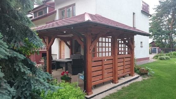 Taras lub zadaszenie drewniane, T015, wymiar 3x5,2m, kolor kasztan, pokrycie gont czerwony, dach WS, barierka B01, realizacja Ciesielnia, zdjęcie 7