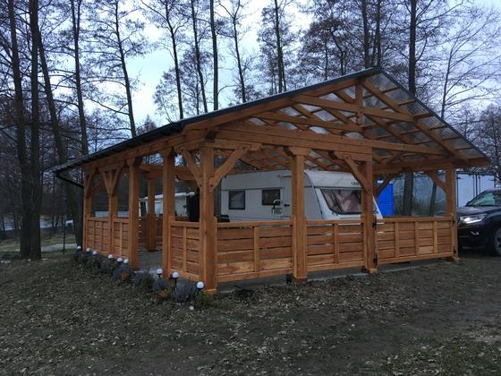 Taras lub zadaszenie drewniane, T017, wymiar 6x7,5m, kolor orzech, pokrycie poliweglan, dach 2S, barierka B01, realizacja Ciesielnia, zdjęcie 3
