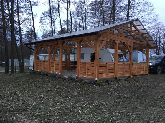 Taras lub zadaszenie drewniane, T017, wymiar 6x7,5m, kolor orzech, pokrycie poliweglan, dach 2S, barierka B01, realizacja Ciesielnia, zdjęcie 4