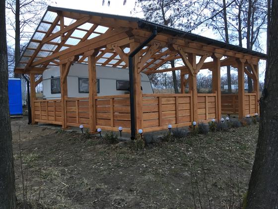 Taras lub zadaszenie drewniane, T017, wymiar 6x7,5m, kolor orzech, pokrycie poliweglan, dach 2S, barierka B01, realizacja Ciesielnia, zdjęcie 6