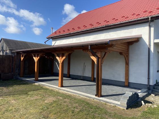 Taras lub zadaszenie drewniane, T020, wymiar 3,8x7m, kolor teak, pokrycie gont brazowy, dach 1S, realizacja Ciesielnia, zdjęcie 1
